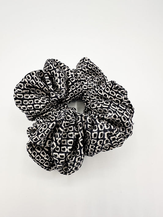 Kimono Scrunchie - Shibori (Deep Navy and White)